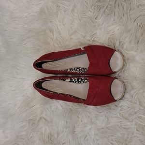 Red TOMS wedges